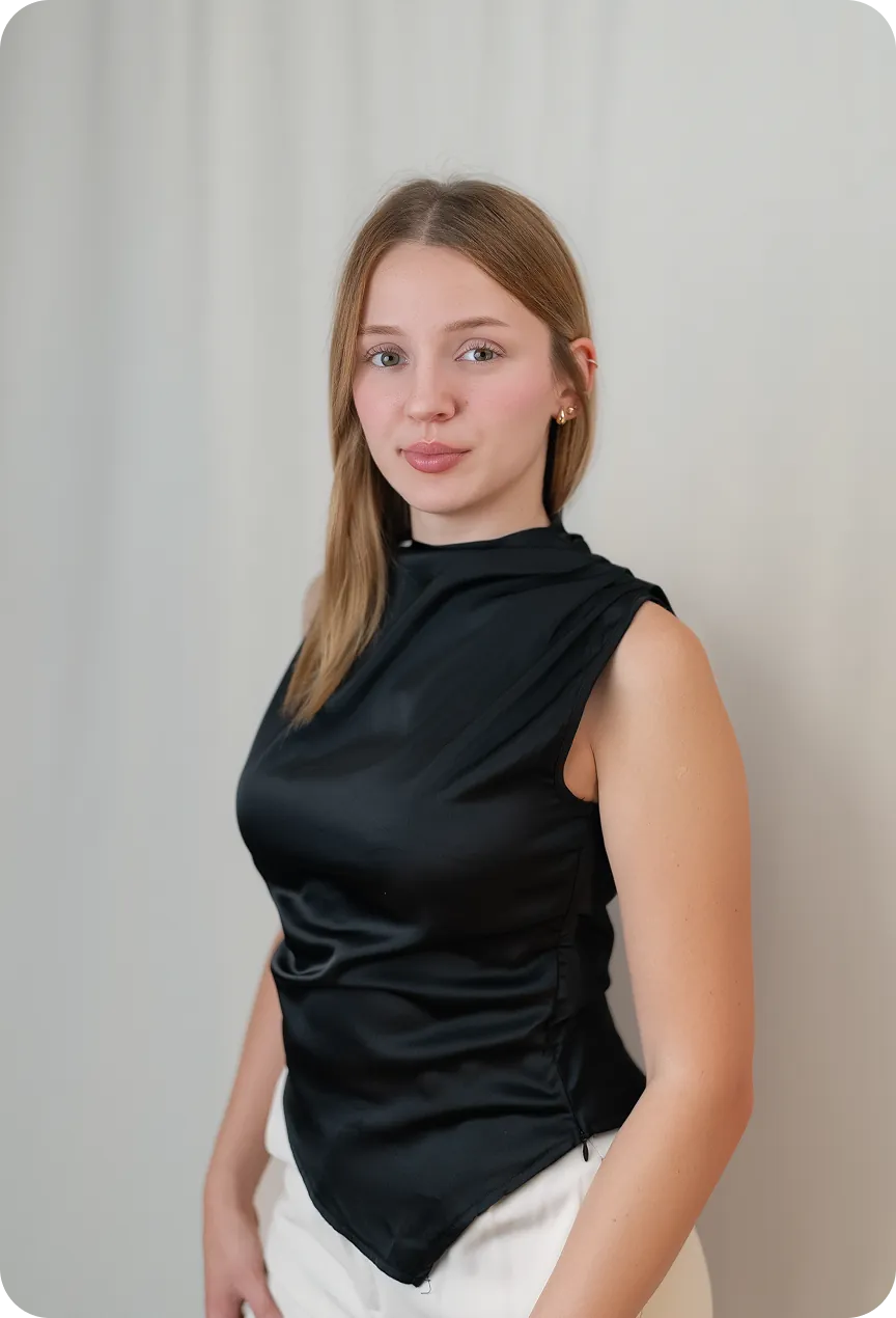 Vendula Dvořáková, grafická designérka, v černém topu na světlém pozadí